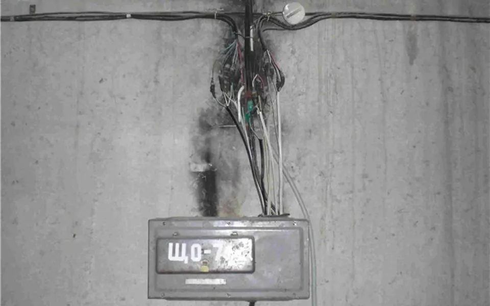 Обгоряла електрическа разклонителна кутия след прегряване